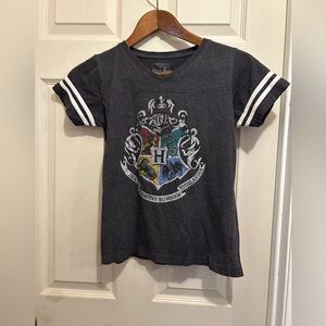 Universal Studios The Wizarding World of Harry Potter Hogwarts T Shirt - size s